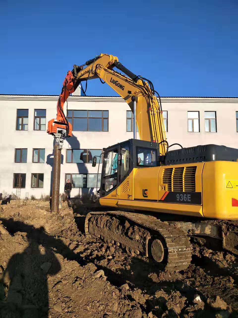 黑河柳工936挖機配350打樁機打拔鋼護筒